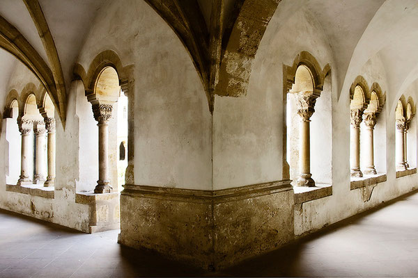 Im Kreuzgang - © Helga Jaramillo Arenas - Fotografie und Poesie / Juni 2015