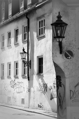 Sonnen- und Schattenseiten / Augsburg - © Helga Jaramillo Arenas - Fotografie und Poesie / April 2020