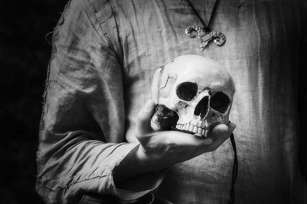 ...den Tod auf Händen tragen (1)/Mittelalterfest auf der Ronneburg 2017 - © Helga Jaramillo Arenas - Fotografie und Poesie / Oktober 2017