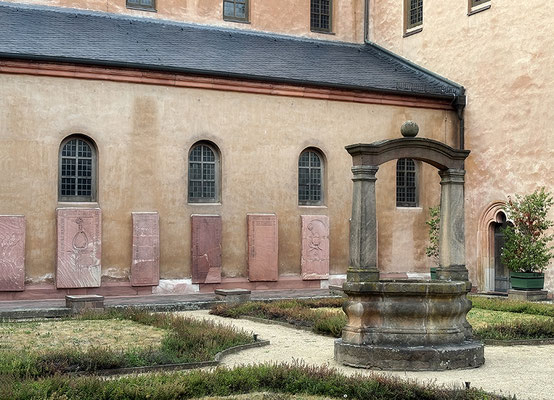 Am alten Klosterbrunnen - Seligenstadt - © Helga Jaramillo Arenas - Fotografie und Poesie / August 2025