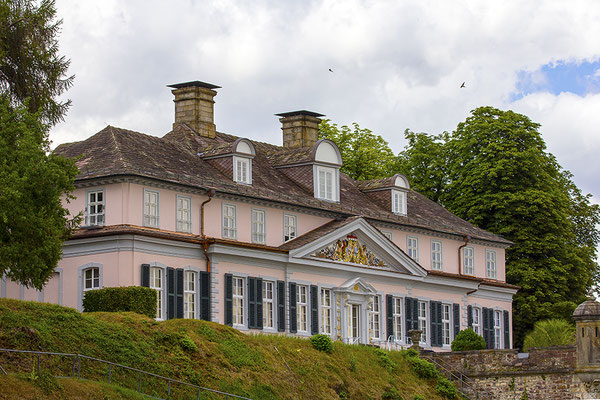 Eingebettet - Wasserschloss Bad Pyrmont -  © Helga Jaramillo Arenas - Fotografie und Poesie / Juli 2022