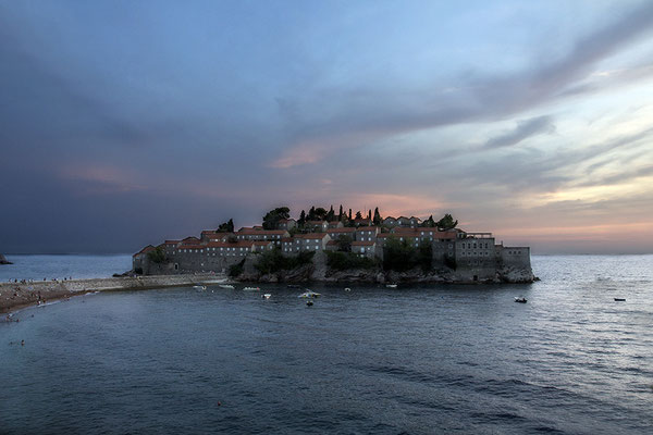 Wenn der Abend kommt - Sveti Stefan/Montenegro -  © Helga Jaramillo Arenas - Fotografie und Poesie / September 2022