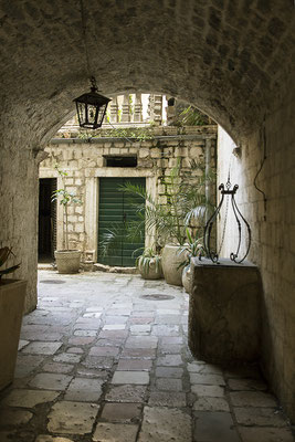 Lichtblicke - Kotor, Montenegro -  © Helga Jaramillo Arenas - Fotografie und Poesie / September 2022