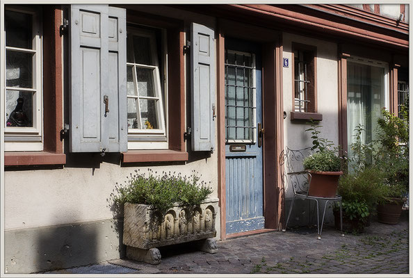 Einladendes Gässchen / Frankfurt-Höchst - © Helga Jaramillo Arenas - Fotografie und Poesie / Juli 2017