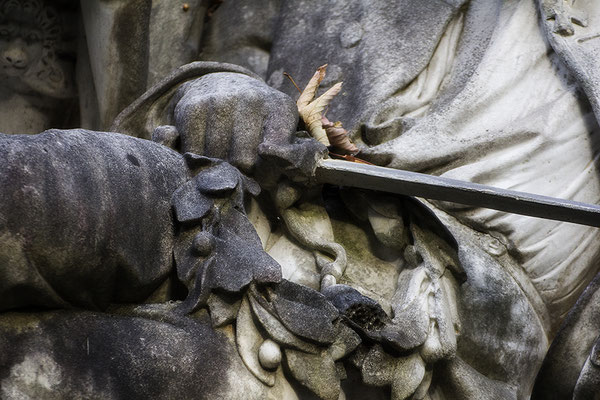  Krieg, Verbrechen am Menschen (2) - © Helga Jaramillo Arenas - Fotografie und Poesie / Oktober 2016  