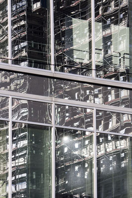 Gebaut wird immer I.  -  © Helga Jaramillo Arenas - Fotografie und Poesie / Februar 2023