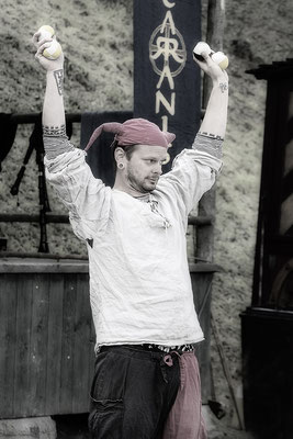 Der Jongleur I./Mittelalterfest auf der Ronneburg 2017 - © Helga Jaramillo Arenas - Fotografie und Poesie / Oktober 2017