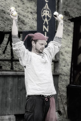 Der Jongleur I./Mittelalterfest auf der Ronneburg 2017 - © Helga Jaramillo Arenas - Fotografie und Poesie / Oktober 2017
