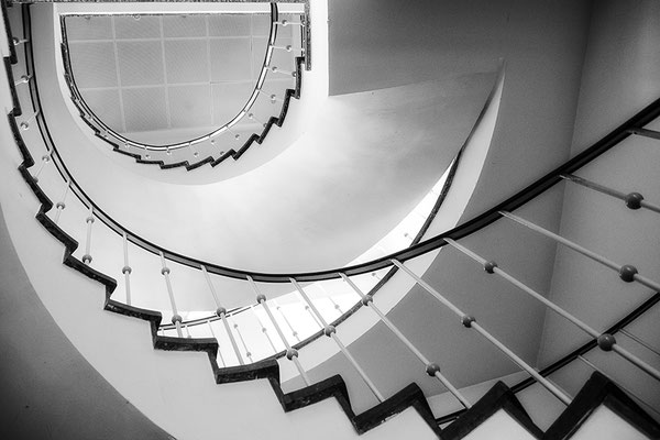 Im Treppenhaus (1) - © Helga Jaramillo Arenas - Fotografie und Poesie / August 2018