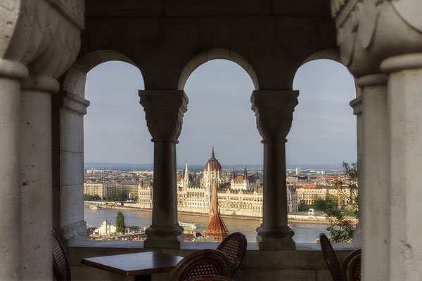 Blick von der Fischerbastei auf das Parlament / Budapest - © Helga Jaramillo Arenas - Fotografie und Poesie / Mai 2017