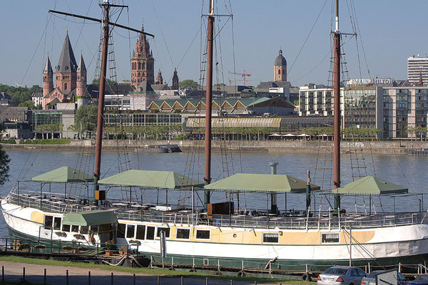 Angelegt / Mainz Kastel - © Helga Jaramillo Arenas - Fotografie und Poesie / Juni 2010