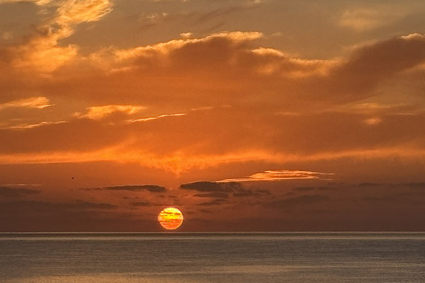 Glut am Horizont - Cala Bona/Mallorca - © Helga Jaramillo Arenas - Fotografie und Poesie / September 2025 