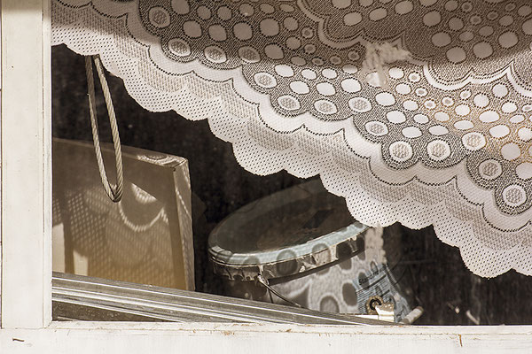 Wenn Fenster Geschichten erzählen - © Helga Jaramillo Arenas - Fotografie und Poesie / November 2019