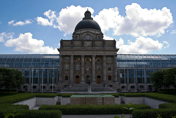 Mächtiges München - © Helga Jaramillo Arenas - Fotografie und Poesie / Juni 2011