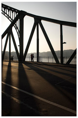 Schattenwurf / Berlin-Glienicker Brücke - © Helga Jaramillo Arenas - Fotografie und Poesie / Oktober 2011