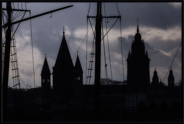 Im Abendlicht /Blick auf Mainz - © Helga Jaramillo Arenas - Fotografie und Poesie / Dezember 2017