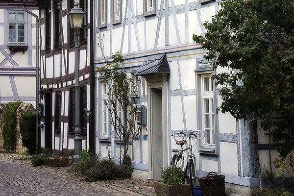Verwinkelt - Eltville am Rhein  -  © Helga Jaramillo Arenas - Fotografie und Poesie / Oktober 2023