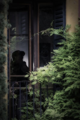 Das Geheimnis am Fenster - © Helga Jaramillo Arenas - Fotografie und Poesie / Juni 2018
