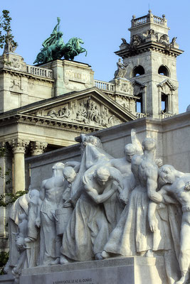 Schwer zu ertragen -  Ethnologisches Museum - Budapest © Helga Jaramillo Arenas - Fotografie und Poesie / Mai 2023