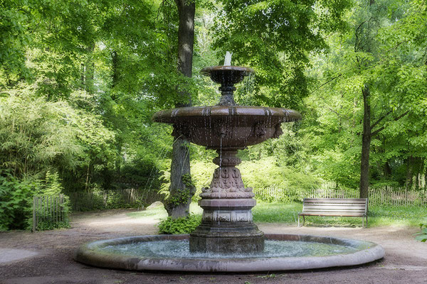 In Grün gebettet - Strasbourg/Parc de l`Orangerie - © Helga Jaramillo Arenas - Fotografie und Poesie / Mai 2026