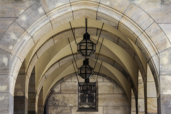 Die Lampen im alten Gemäuer - © Helga Jaramillo Arenas - Fotografie und Poesie / November 2017