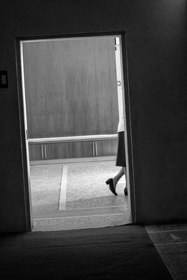 ...sie zeigt Bein - © Helga Jaramillo Arenas - Fotografie und Poesie / Juni 2018