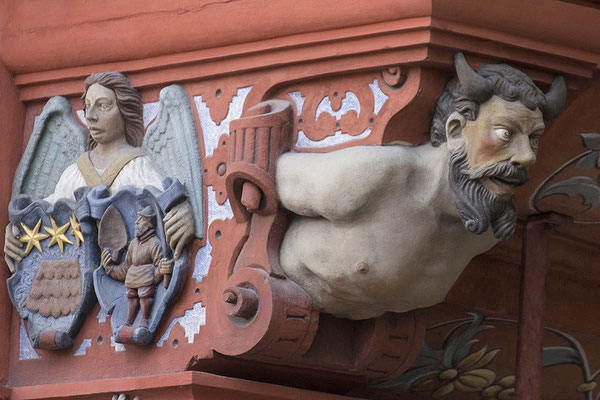 Die Träger des Hauses / Verzierungen der Hofapotheke in Öhringen - © Helga Jaramillo Arenas - Fotografie und Poesie / Juli 2017