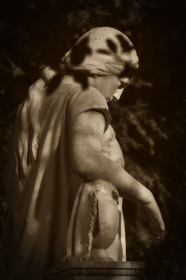 Die Schwere der Schatten - © Helga Jaramillo Arenas - Fotografie und Poesie / April 2018
