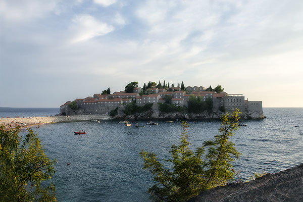 Geborgen im Meer - Sveti Stefan/Montenegro -  © Helga Jaramillo Arenas - Fotografie und Poesie / September 2022