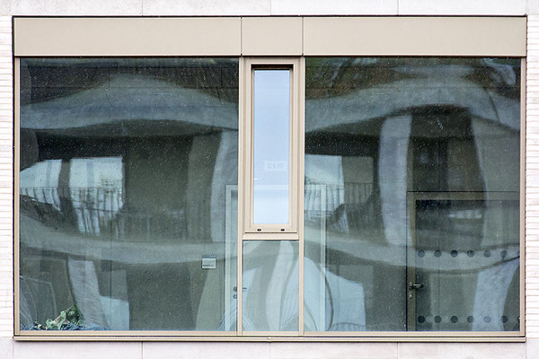 Fensterblick - © Helga Jaramillo Arenas - Fotografie und Poesie / September 2024