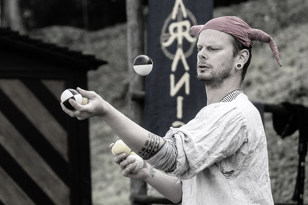 Der Jongleur II./Mittelalterfest auf der Ronneburg 2017 - © Helga Jaramillo Arenas - Fotografie und Poesie / Oktober 2017