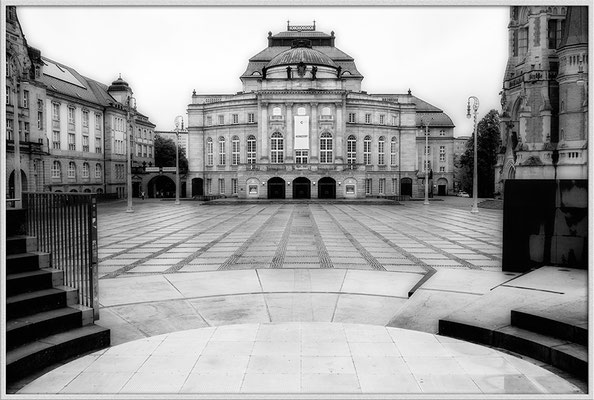 Im Regengrau (1) / Theater Chemnitz - © Helga Jaramillo Arenas - Fotografie und Poesie / Dezember 2017 