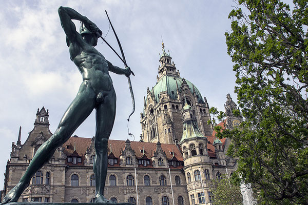 Bedrohung / Das neue Rathaus in Hannover - © Helga Jaramillo Arenas - Fotografie und Poesie / Juni 2017