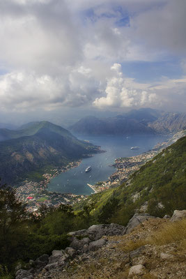 Umfasst - Bucht von Kotor/Montenegro -  © Helga Jaramillo Arenas - Fotografie und Poesie / Oktober 2022