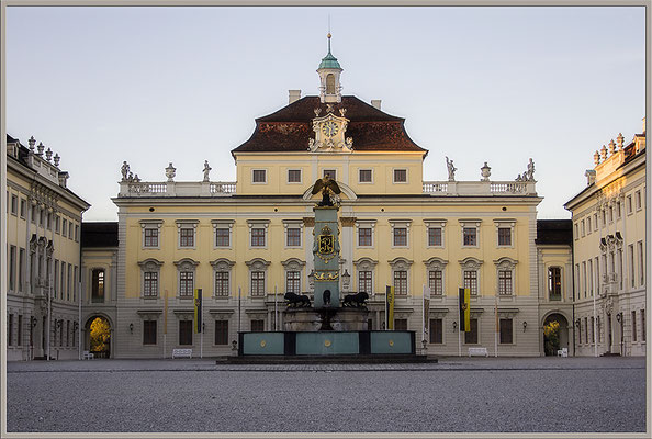 Das Schloß im Abendlicht / Schloß Ludwigsburg - © Helga Jaramillo Arenas - Fotografie und Poesie / Februar 2017