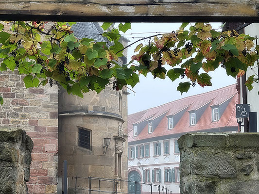 Die Stille nach dem Fest - Freinsheim - © Helga Jaramillo Arenas - Fotografie und Poesie / Oktober 2025