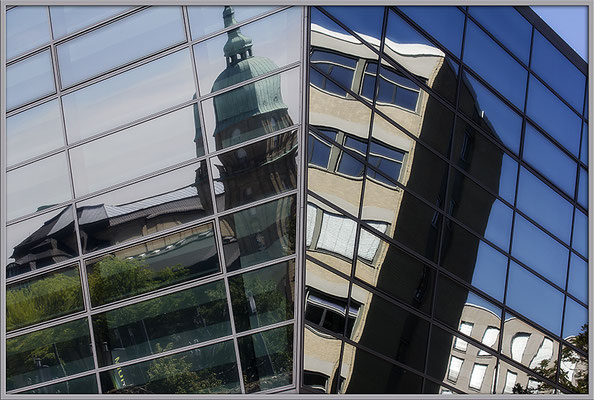 Um die Ecke gelugt - © Helga Jaramillo Arenas - Fotografie und Poesie / Mai 2020