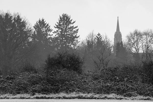 Die Kirche im Dorf lassen - © Helga Jaramillo Arenas - Fotografie und Poesie / Januar 2026