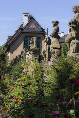 Die Unterhaltung des Kopflosen - Schloß Wolfsgarten -  © Helga Jaramillo Arenas - Fotografie und Poesie / September 2023