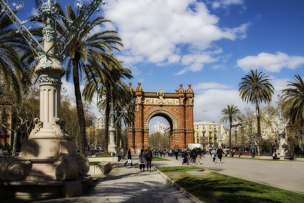 Spaziergang in der Frühlingssonne - Barcelona/Arc de Triomf - © Helga Jaramillo Arenas - Fotografie und Poesie / Mai 2020