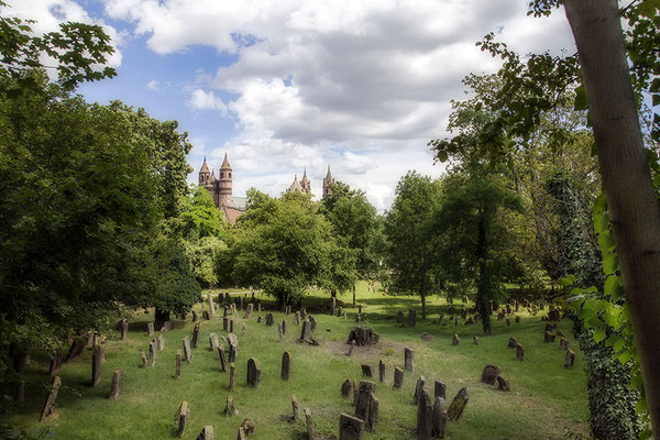Übertragungen - Worms/Friedhof und Dom- © Helga Jaramillo Arenas - Fotografie und Poesie / August 2020