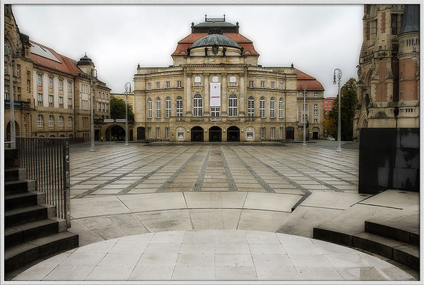 Im Regengrau (2) / Theater Chemnitz - © Helga Jaramillo Arenas - Fotografie und Poesie / Dezember 2017 
