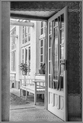 Geöffnete Türen (1) Bad Nauheimer Jugendstilbad - © Helga Jaramillo Arenas - Fotografie und Poesie / September 2018