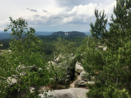 Majestätischer Blick - Elbsandsteingebirge - © Helga Jaramillo Arenas - Fotografie und Poesie / März 2025