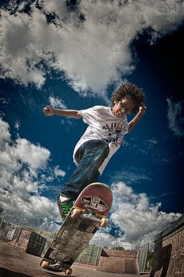 Malic Diouf beim Skateboard fahren. Skateboarding. Skaten.