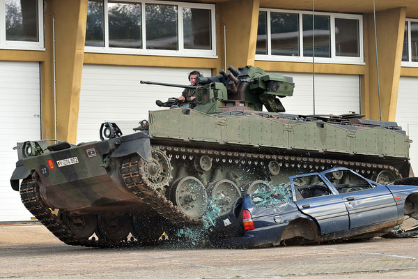 Der Schützenpanzer Marder hat eine lange Geschichte in der Bundeswehr. Bei Veranstaltungen wie einem Tag der offenen Tür bietet sich die Gelegenheit, diese Technik hautnah zu erleben.