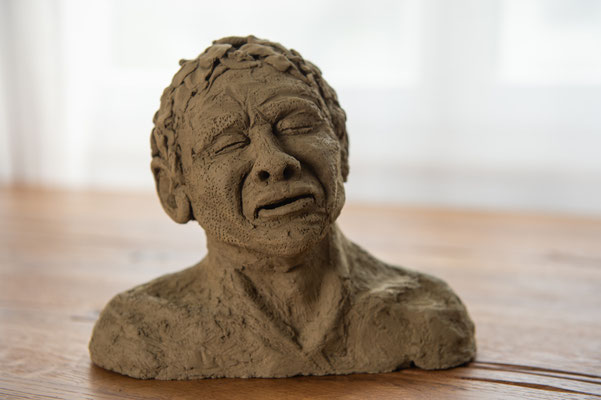 dr eländ, Ton, 17 x 22 cm, 2022