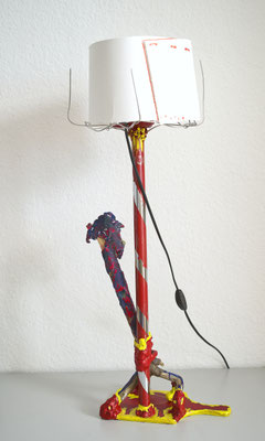 La Lampe aux animaux, Holz / Metall / Ton / Papier / diverse Farben, 77 x 27 cm, 2025