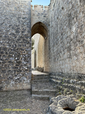 WALKWAY ALONG THE SANTA CATALINA CASTLE