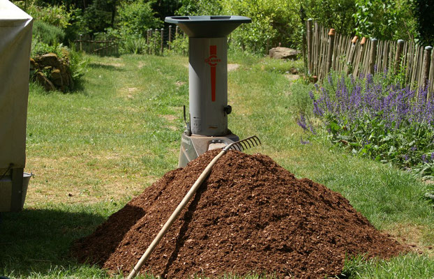 Selbst gemachter Mulch aus Kiefernrinde